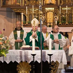 Bischof Manfred Scheuer feiert Sonntagsmesse in der Stadtpfarrkirche St. Stephan
