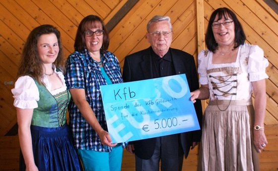 Scheckübergabe von Vertreterinnen der Katholischen Frauenbewegung Goldwörth an Pfarrer Pesendorfer und Pfarrgemeinderatsobfrau Sandra Bötscher. © Pfarre Goldwörth