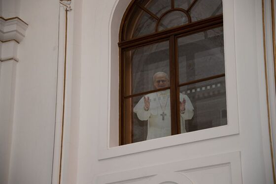 Papst Leo XIV. hat die Feier vom Fenster aus beobachtet. Oder war es sein Doppelgänger? 