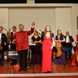 Der künstlerische Leiter Lui Chan mit der Sopranistin Eva-Maria Schmid (vorne) und der Festival Sinfonietta Linz                          