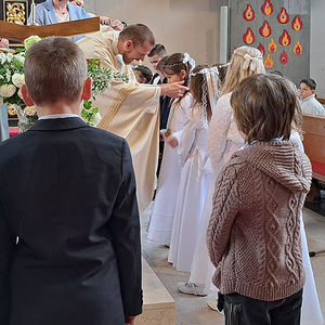 Jede Schüler:in erhält ein geweihtes Kreuz 