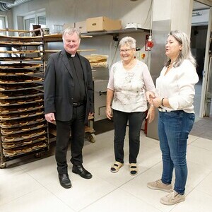 Besuch des Bischofs in der Kremstaler Hofbaeckerei der Familie Resch