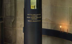 Jägerstätter Stele im Linzer Mariendom mit der Reliquie des Seligen Franz Jägerstätter, gestaltet von Herbert Friedl. © Diözese Linz