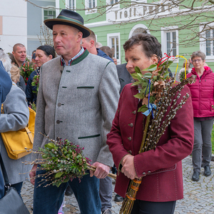 Palmsonntag Pfarre Kirchdorf an der KremsSegnung der Palmzweige vor dem Pfarrhof, dann Einzug in die Kirche