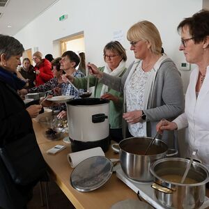 ...und lud anschließend zum Fastensuppenessen im Pfarrzentrum ein. 
