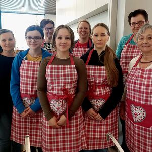 Das Team der kfb Sierning und die Firmlinge freuen sich über eine Spendensumme von über € 3.600,--