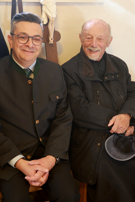 P. Christoph Eisl mit Mesner Harald Luckerbauer in der Sakristei