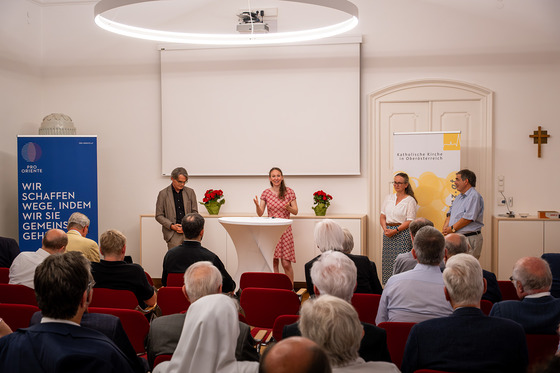 v.l.: Pfarrer Roland Werneck; Gudrun Becker, ökumene-Beauftragte der Diözese Linz; Pfarrgemeinderätin Regina Sodnikar und Pfarrer Norbert Fieten.