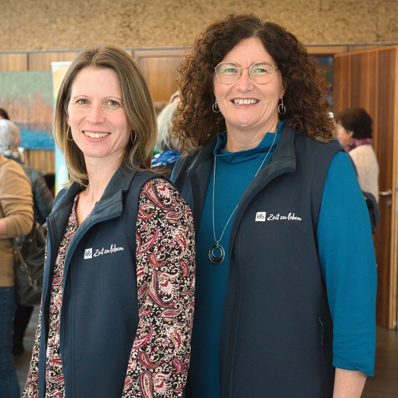 Julia Postl und Christine Krempl (v.l.), Mitarbeiterinnen der kfb-Diözesanstelle, im kfb-Gilet