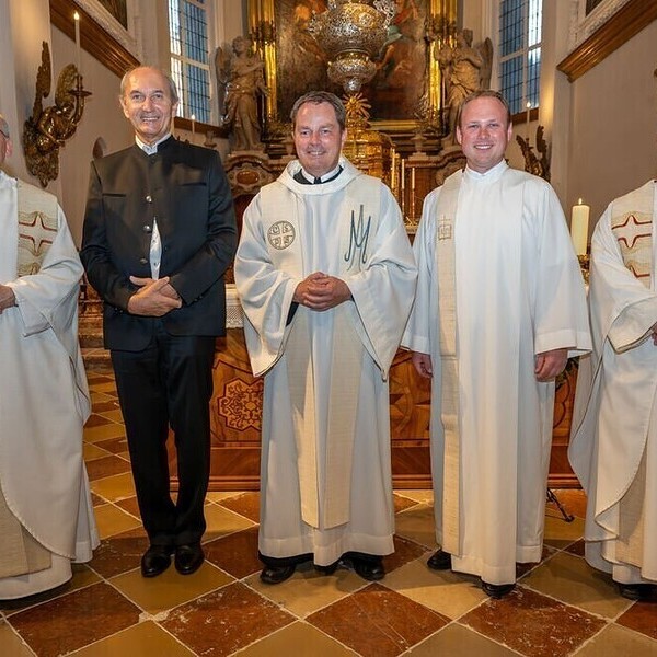 V. l.: Prior P. Maximilian Bergmayr, Verwaltungsvorstand Franz Schachner, Pfarrer P. Klaus Zarzer-Besenböck, Pastoralvorstand Fabian Drack und Generalvikar Severin Lederhilger / © Pfarre Tassilo-Kremsmünster Amtseinführung von Pfarrer und Pfarrvorständen in der neuen Pfarre Tassilo-Kremsmünster