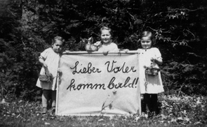 Drei Töchter Rosalia, Maria, Aloisia mit Transparent. Ostern 1943, für Franz Jägerstätter ins Berliner Gefängnis geschickt. © Diözese Linz/Maria Dammer