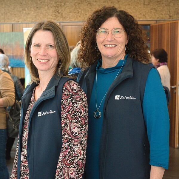 Julia Postl und Christine Krempl (v.l.), Mitarbeiterinnen der kfb-Diözesanstelle, im kfb-Gilet