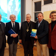 V. l.: Bischof em. Dr. Maximilian Aichern OSB, Dr. Josef Kagerer (Autor), Diözesanbischof Dr. Ludwig Schwarz SDB, Mag. Bernhard Kagerer (Grafik & Layout), DDr. Helmut Wagner (Verleger)