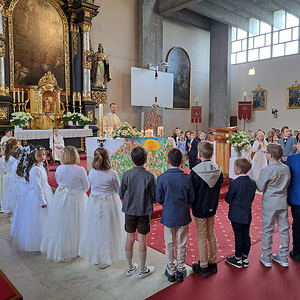 Jede Schüler:in erhält ein geweihtes Kreuz 