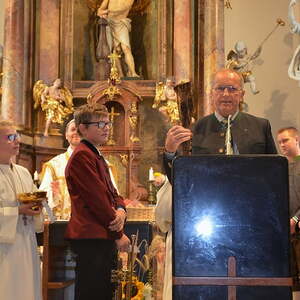 Ortsbauernobmann Gottfried Mair brachte ein Stück vom Borkenkäfer zerstörte Rinde zum Altar - als Mahnung, wie wir Menschen unser Klima und unsere Umwelt verändern