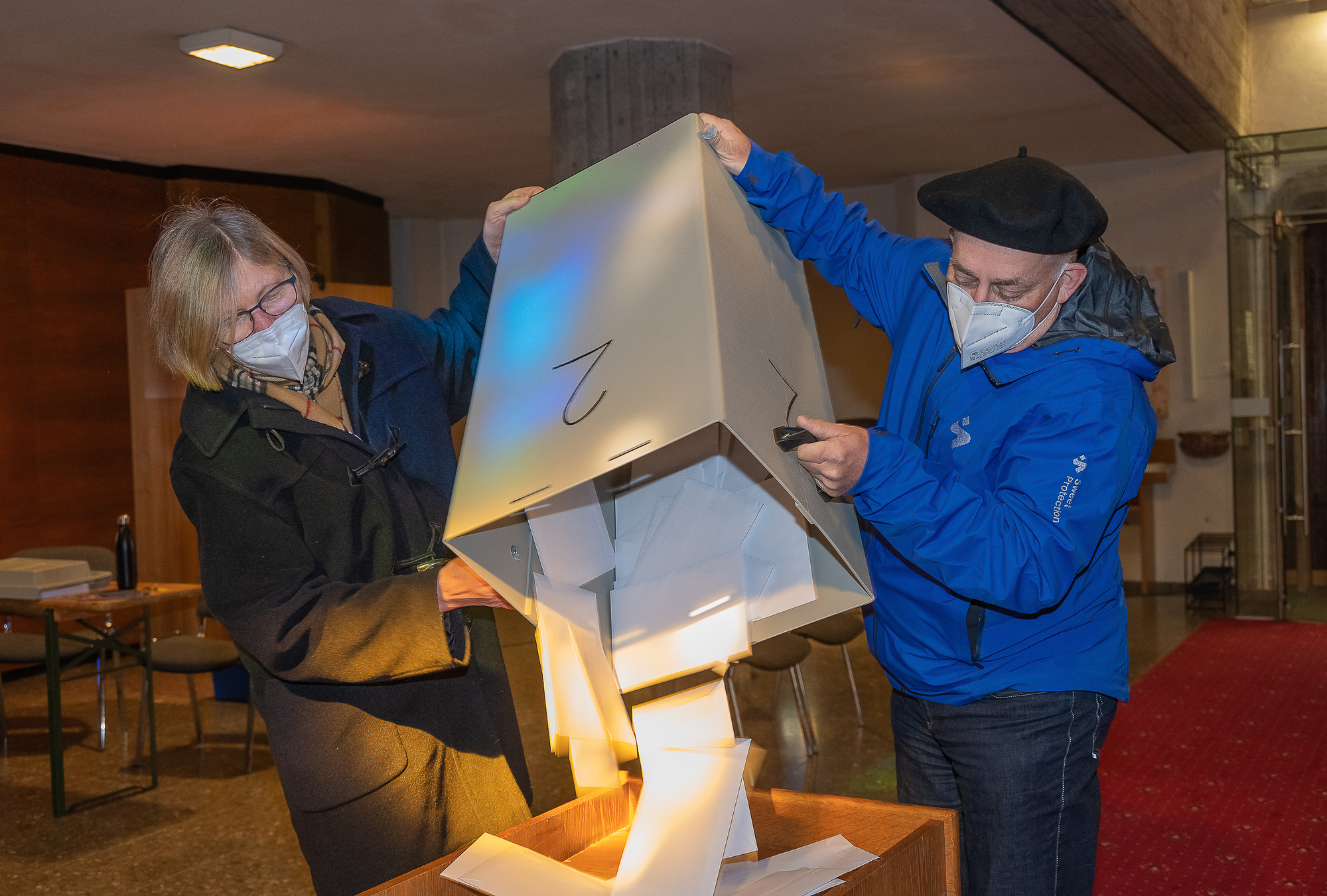 PGR-Wahl Pfarre Kirchdorf an der Krems Viele Menschen nutzten die Möglichkeit, zu wählen. Bild: Wahllokal in der KircheFoto Jack Haijes