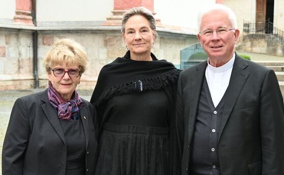 v.l.: Waltraud Klasnic (Vorsitzende der Unabhängigen Opferschutzkommission), Caroline List (Designierte Vorsitzende der Unabhängigen Opferschutzkommission), Erzbischof Franz Lackner (Vorsitzender der Österreichischen Bischofskonferenz)