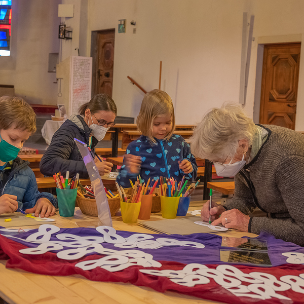 Heilsame Woche / Foto Haijes Ritualstationen im Kirchenraum