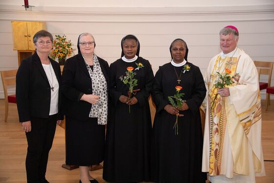 Ausbildungsleiterin Generalvikarin Sr. Teresa Hametner, Generaloberin Sr. Angelika Garstenauer, Sr. Gloria Stephen, Sr. Rachael Ngumo, Bischof Manfred Scheuer