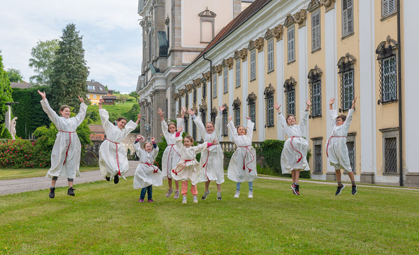 Springende Ministrant*innen vorm Stift St. Florian